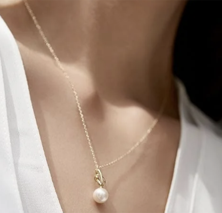 White pearl necklace for the bride